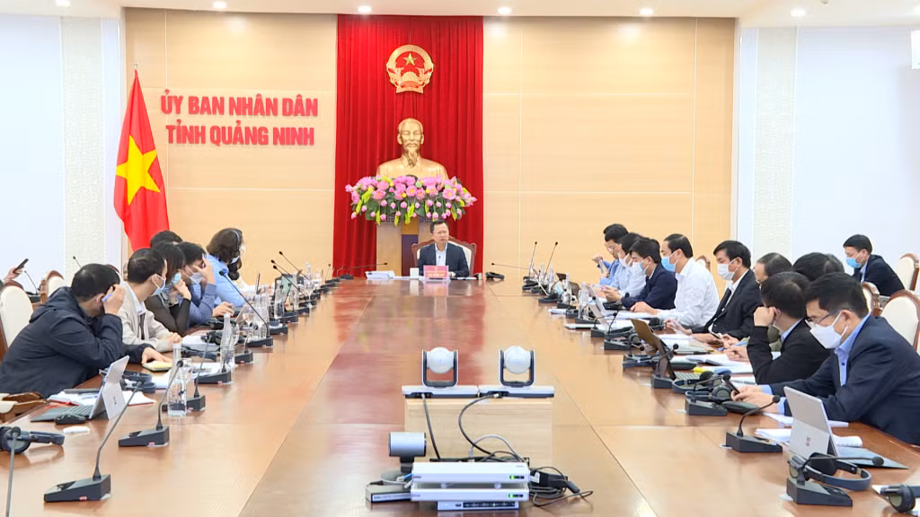 Đồng chí Cao Tường Huy, Phó Chủ tịch Thường trực UBND tỉnh, chủ trì cuộc họp.