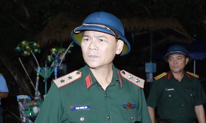 Trung tướng Phạm Trường Sơn chỉ huy tại hiện trường tìm kiếm, tối 6/11. Ảnh: Trần Hóa