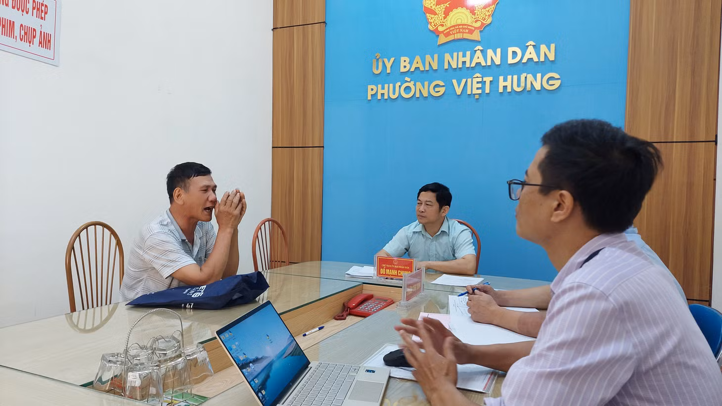 Lãnh đạo phường Việt Hưng tiếp, lắng nghe kiến nghị của người dân trên địa bàn.
