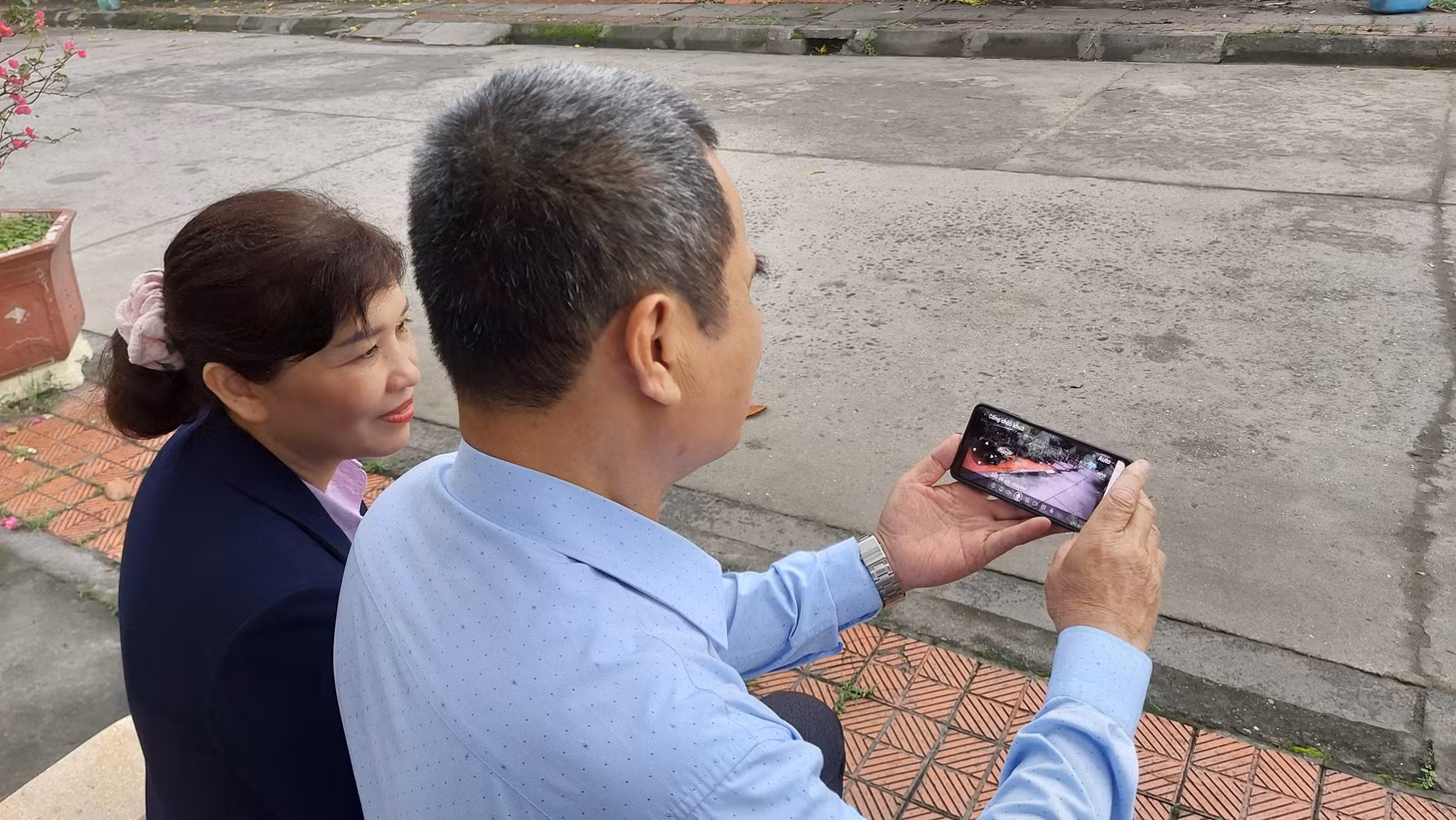 Từ nguồn xã hội hóa, khu phố 3, phường Cẩm Thạch lắp đặt hệ thống camera an ninh tại tuyến đường trục chính, góp phần giảm thiểu vi phạm pháp luật trong khu dân cư. 