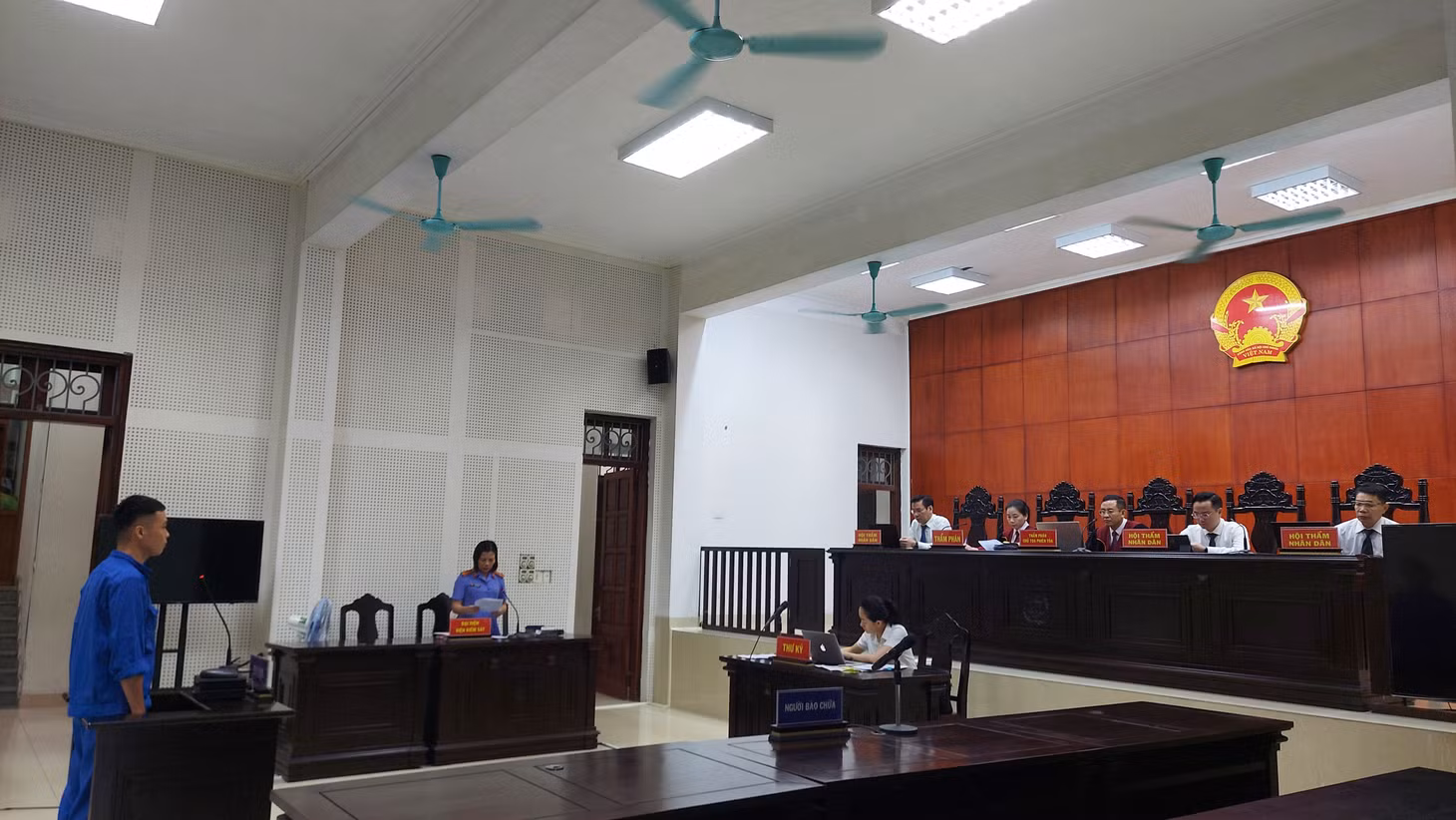 Quang cảnh phiên tòa.