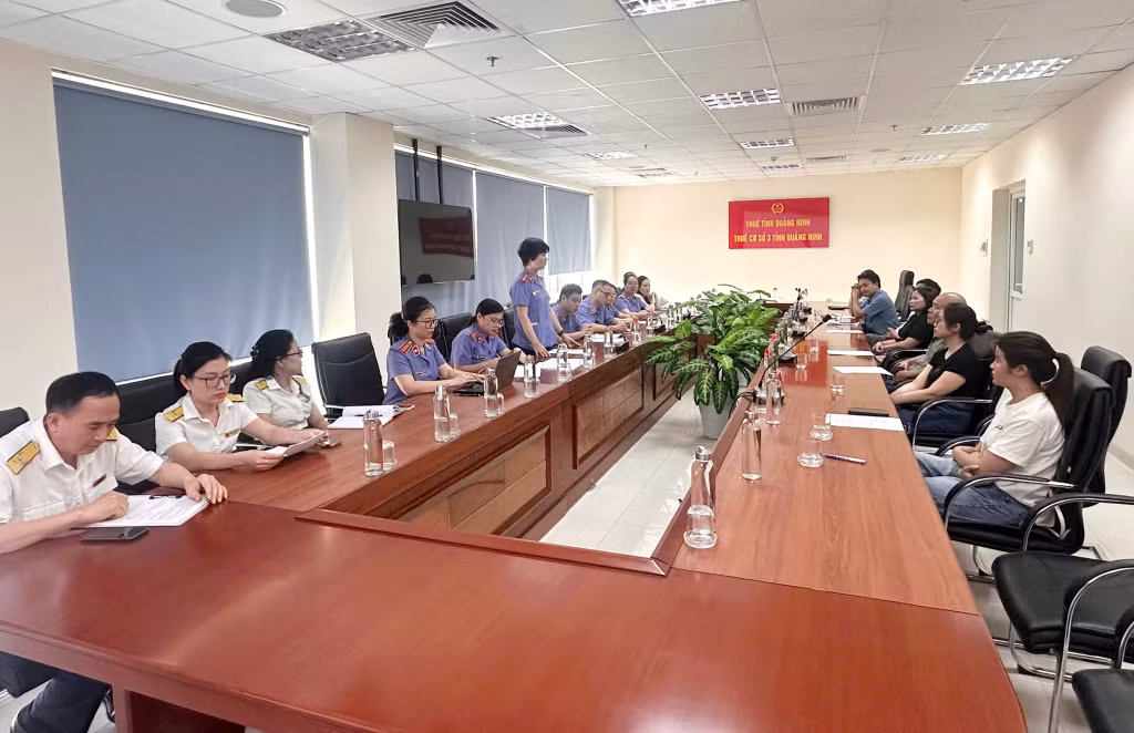 Viện Kiểm soát Khu vực 3 cùng Thuế cơ sở 3 tỉnh Quảng Ninh làm việc với các doanh nghiệp bên lề hội nghị về nợ thuế