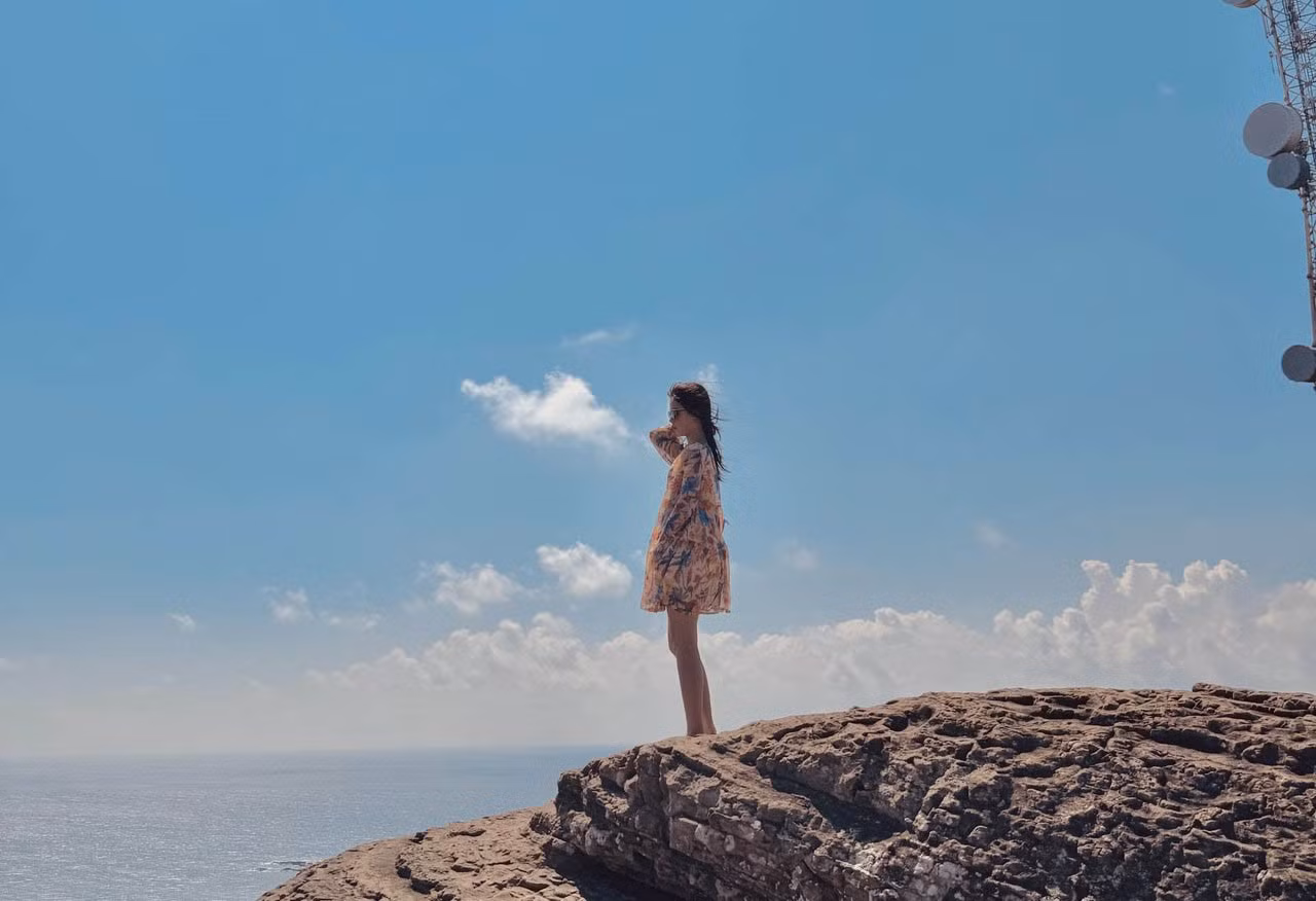 Du khách đứng trên đỉnh núi Cao Cát ngắm nhìn toàn cảnh đảo Phú Quý. Ảnh: Linh Boo