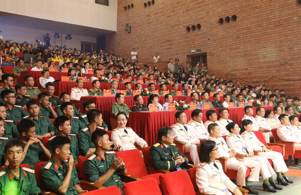 Đại biểu và đông đảo cán bộ, chiến sĩ, nhân dân tham dự chương trình tổng kết, trao giải Liên hoan.