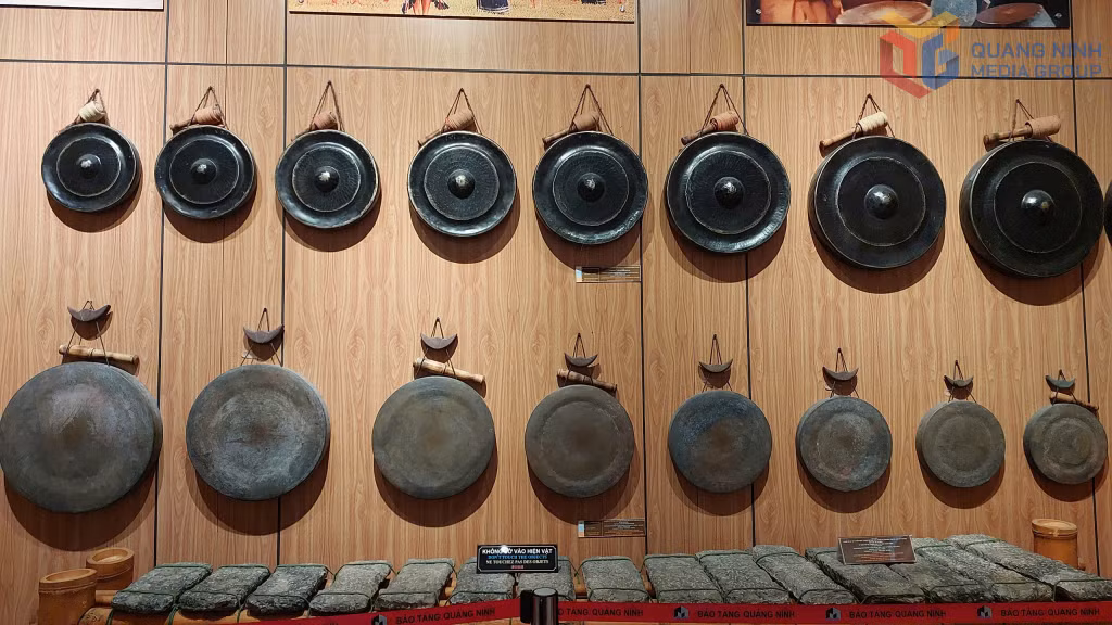 Mỗi chiếc cồng chiêng có kích cỡ, thanh âm và vị trí khác nhau trong 