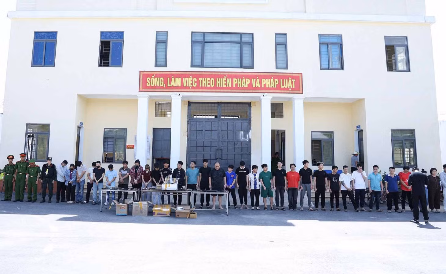 Nhiều đối tượng trong đường dây đánh bạc, rửa tiền bị bắt. Ảnh: Công an Hà Tĩnh