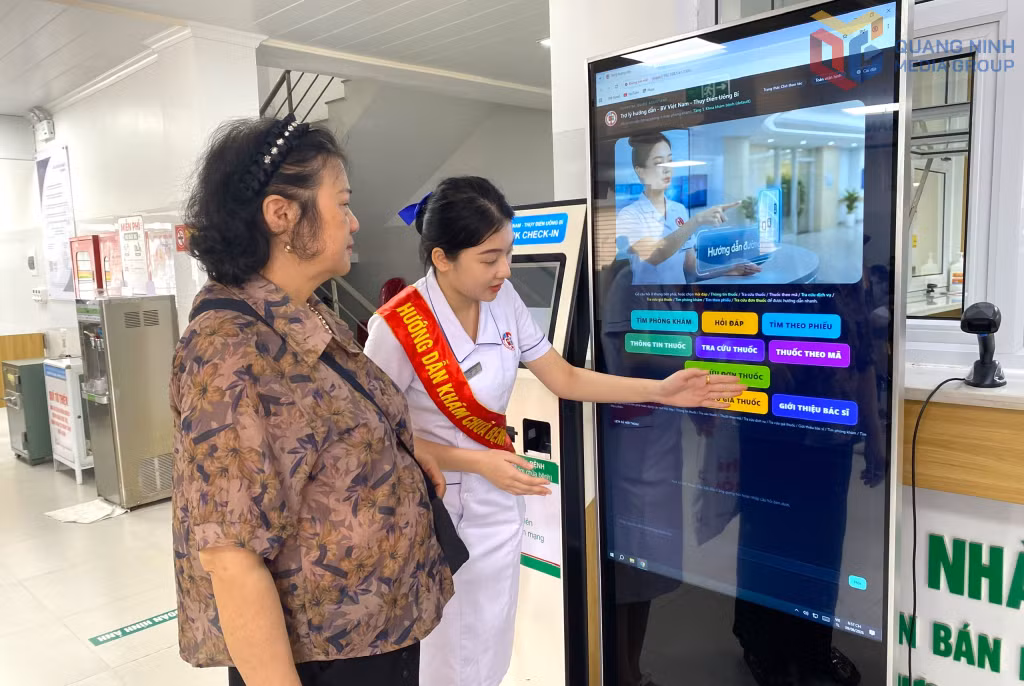 Nhân viên Bệnh viện Việt Nam - Thụy Điển Uông Bí hướng dẫn người dân tra cứu thông tin khám, chữa bệnh. 