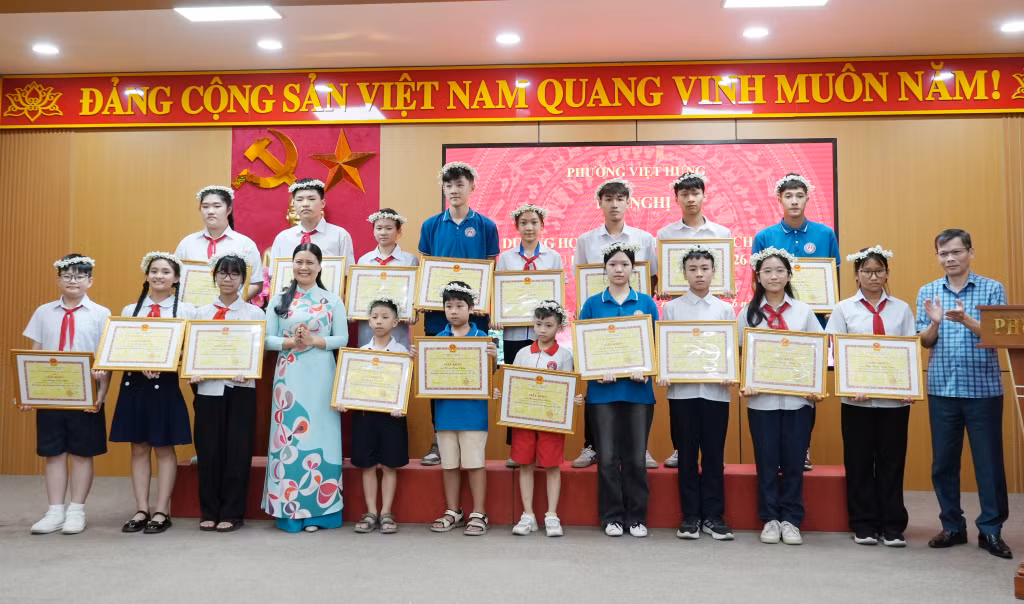 Phường Việt Hưng tặng thưởng cho học sinh xuất sắc tiêu biểu năm học 2025-2026.