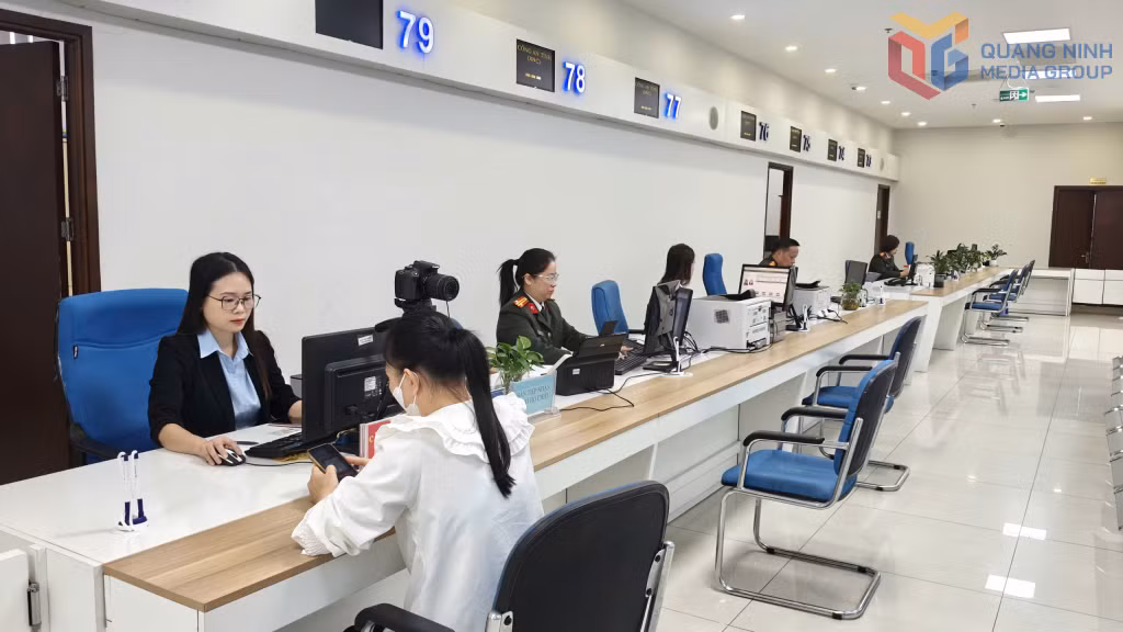 Cán bộ Trung tâm Phục vụ hành chính công tỉnh giải quyết thủ tục hành chính phục vụ người dân.