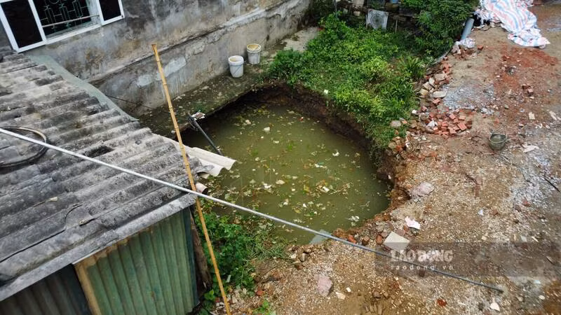 Khu vực sụt lún đã tiến sát móng nhà dân. Ảnh: Việt Bắc