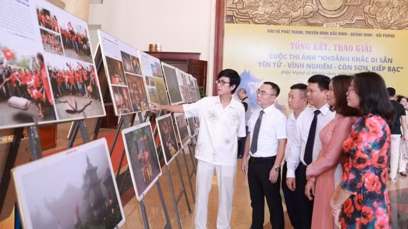 Các đại biểu tham quan tác phẩm dự thi được trưng bày tại lễ trao giải.