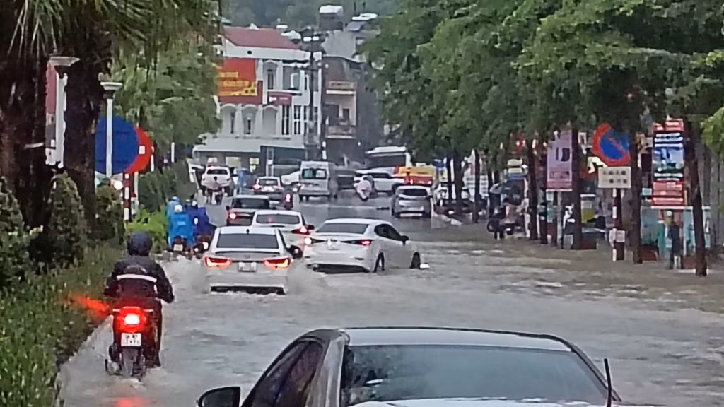 Ngập úng cục bộ do mưa lớn, người dân chủ động đảm bảo an toàn ảnh 1