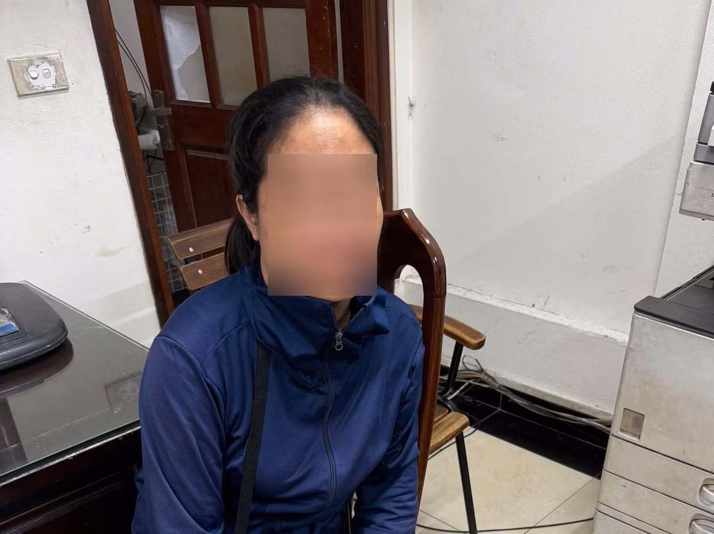 Bà P.T.Y được mời đến trụ sở cơ quan công an để làm việc. Ảnh: Công an phường Hoàn Kiếm