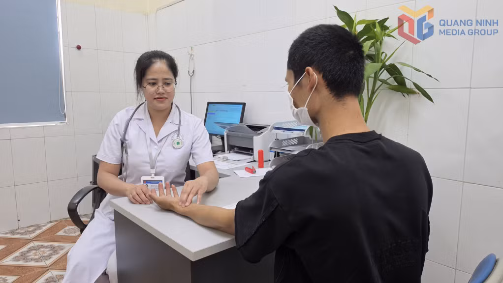 Bác sỹ Yến trực tiếp khám bệnh cho người dân.