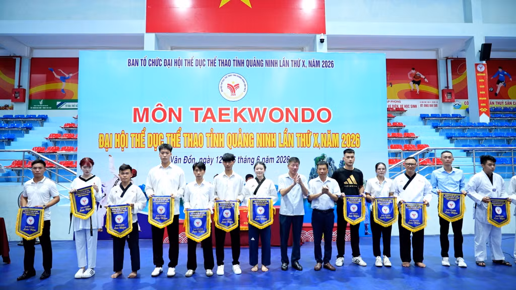 Ban tổ chức tặng cờ lưu niệm cho các đoàn tham gia giải.