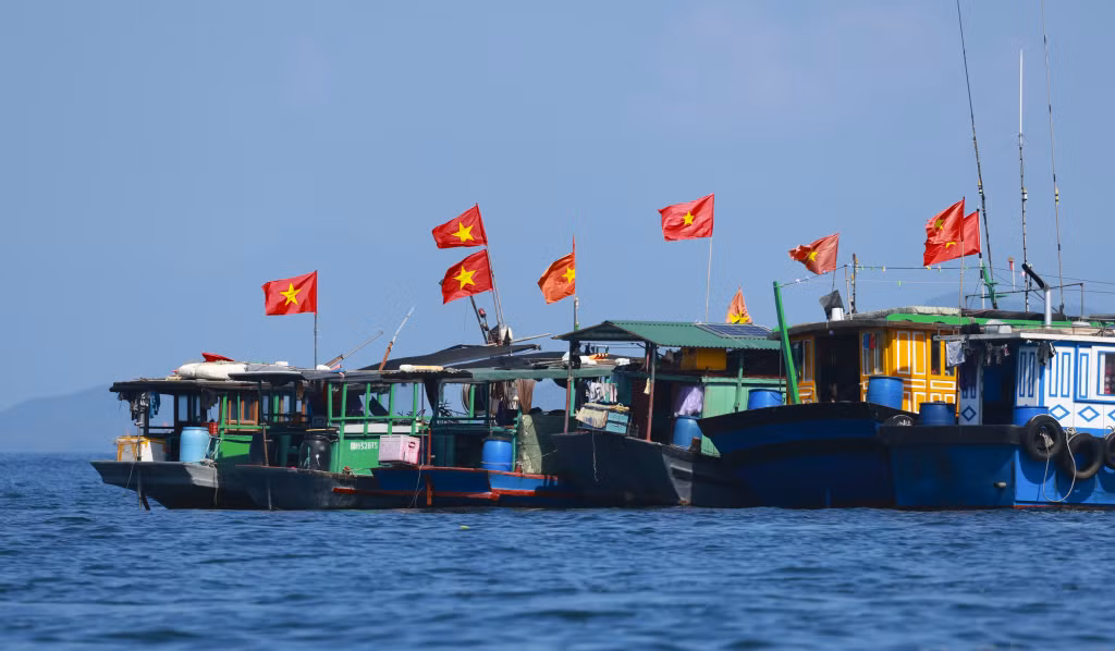 Ngư dân trên đảo Cô Tô vươn khơi bám biển dưới lá cờ Tổ quốc - những “cột mốc di động” khẳng định chủ quyền biển đảo Việt Nam. Ảnh: CTV