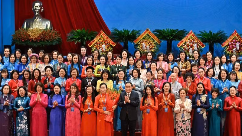 Chủ tịch Quốc hội Trần Thanh Mẫn tặng hoa chúc mừng Ban Chấp hành Hội Liên hiệp Phụ nữ Việt Nam khóa XIV. (Ảnh: THỦY NGUYÊN)