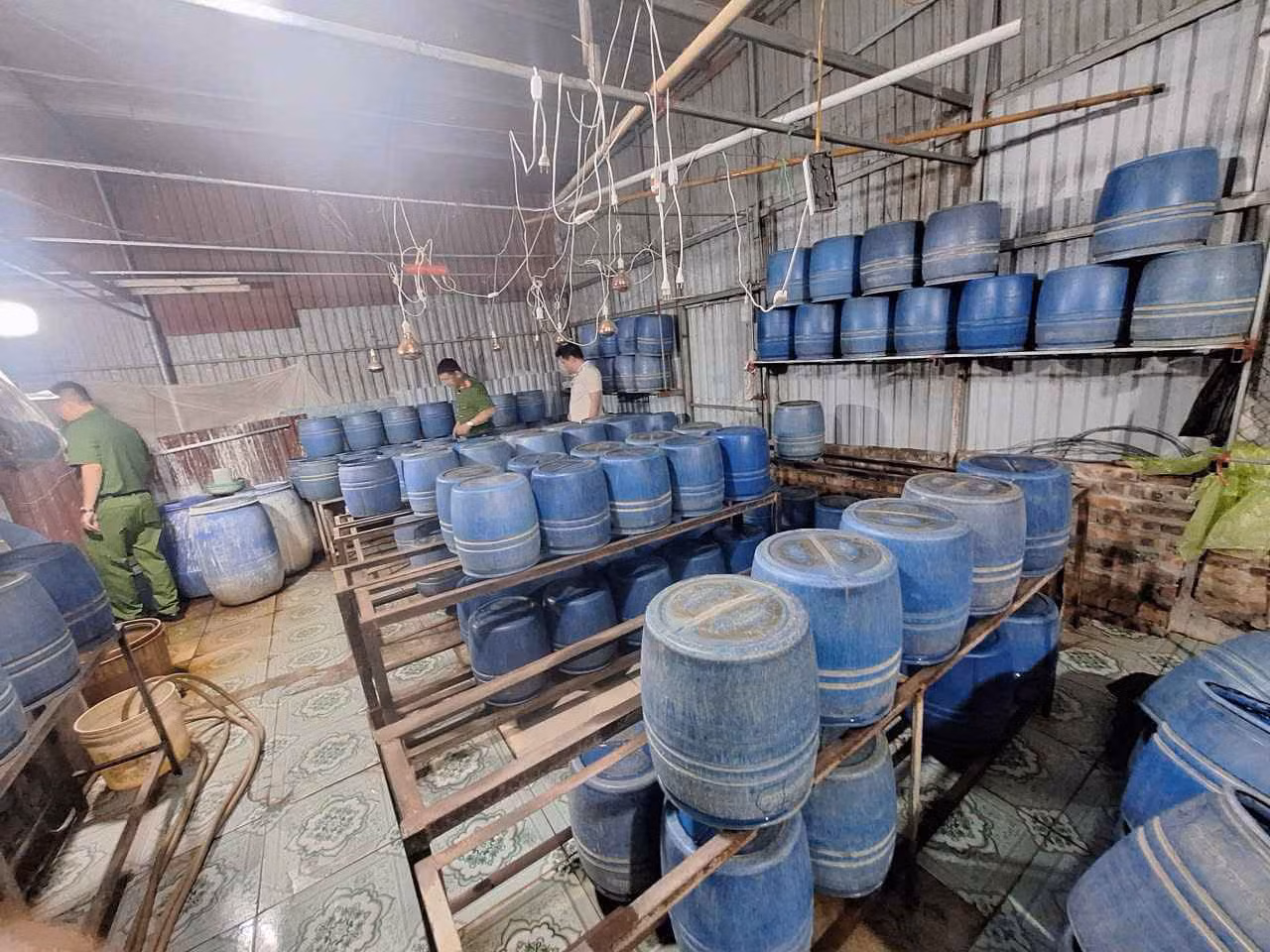 Công an xã Như Quỳnh kiểm tra cơ sở sản xuất giá đỗ trên địa bàn xã. Ảnh: Công an tỉnh Hưng Yên