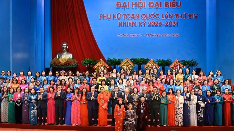 Các đồng chí lãnh đạo Đảng, Nhà nước chụp ảnh với các đại biểu. (Ảnh: THỦY NGUYÊN)