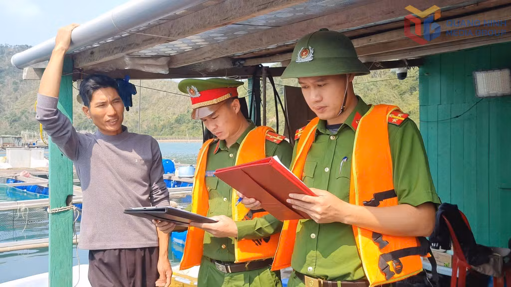 Công an xã Cái Chiên tuyên truyền cho ngư dân các quy định về nuôi trồng, khai thác thuỷ sản trên vùng biển.