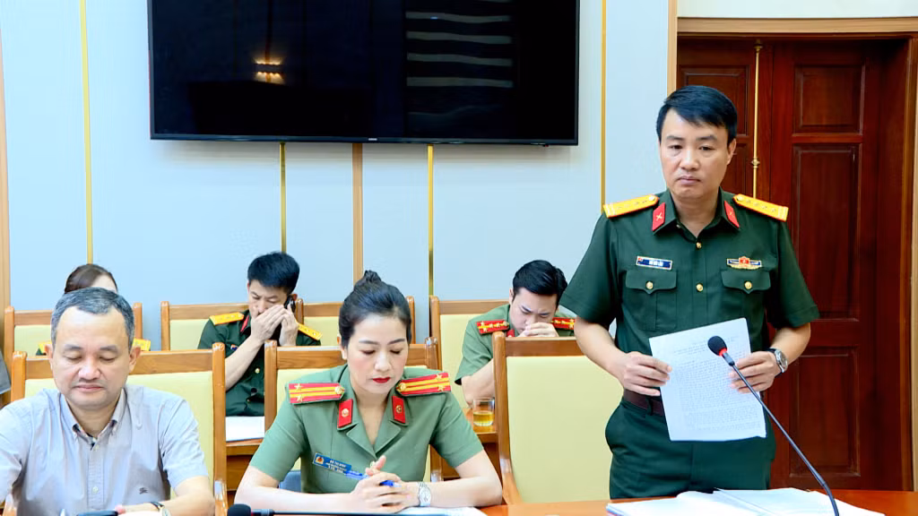 Đại diện Bộ Chỉ huy Quân sự tỉnh báo cáo nội dung dự thảo Nghị quyết.