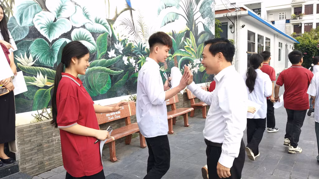Những cái vỗ tay động viên, dặn dò của các thầy, cô giáo...