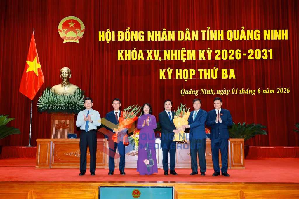 Các đồng chí Thường trực Tỉnh uỷ và Thường trực HĐND tỉnh tặng hoa chúc mừng đồng chí Nguyễn Hồng Dương, Ủy viên BTV Tỉnh ủy, Phó Chủ tịch HĐND tỉnh và đồng chí Bùi Mạnh Hùng, Giám đốc Sở Y tế (06-2026). Ảnh: Minh Hà