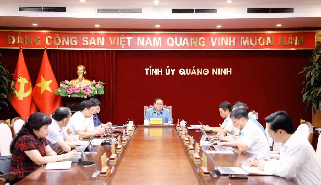 Đồng chí Quản Minh Cường, Ủy viên Trung ương Đảng, Bí thư Tỉnh ủy, Trưởng Đoàn ĐBQH tỉnh, chủ trì hội nghị.