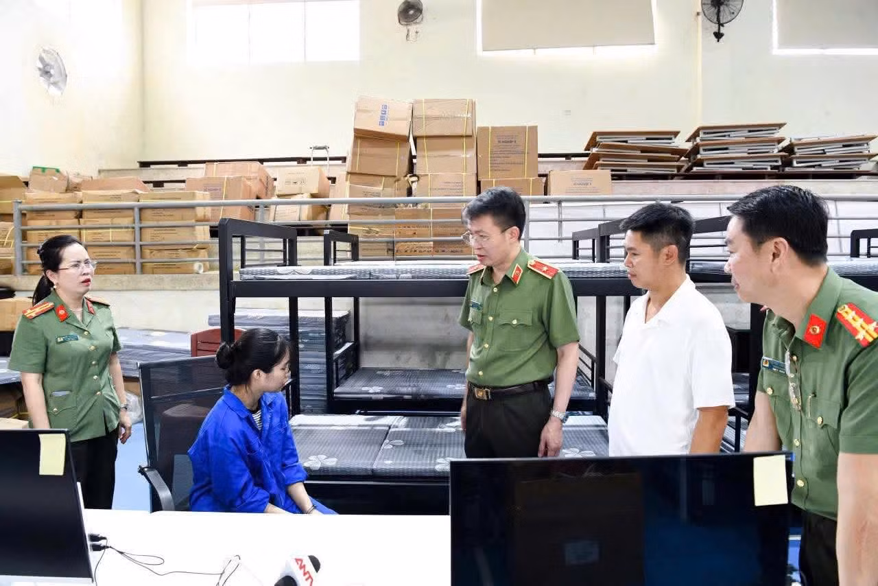 Thiếu tướng Nguyễn Minh Tuấn - Giám đốc Công an tỉnh cùng các Phó Giám đốc trực tiếp lấy lời khai các đối tượng. Ảnh: Công an cung cấp