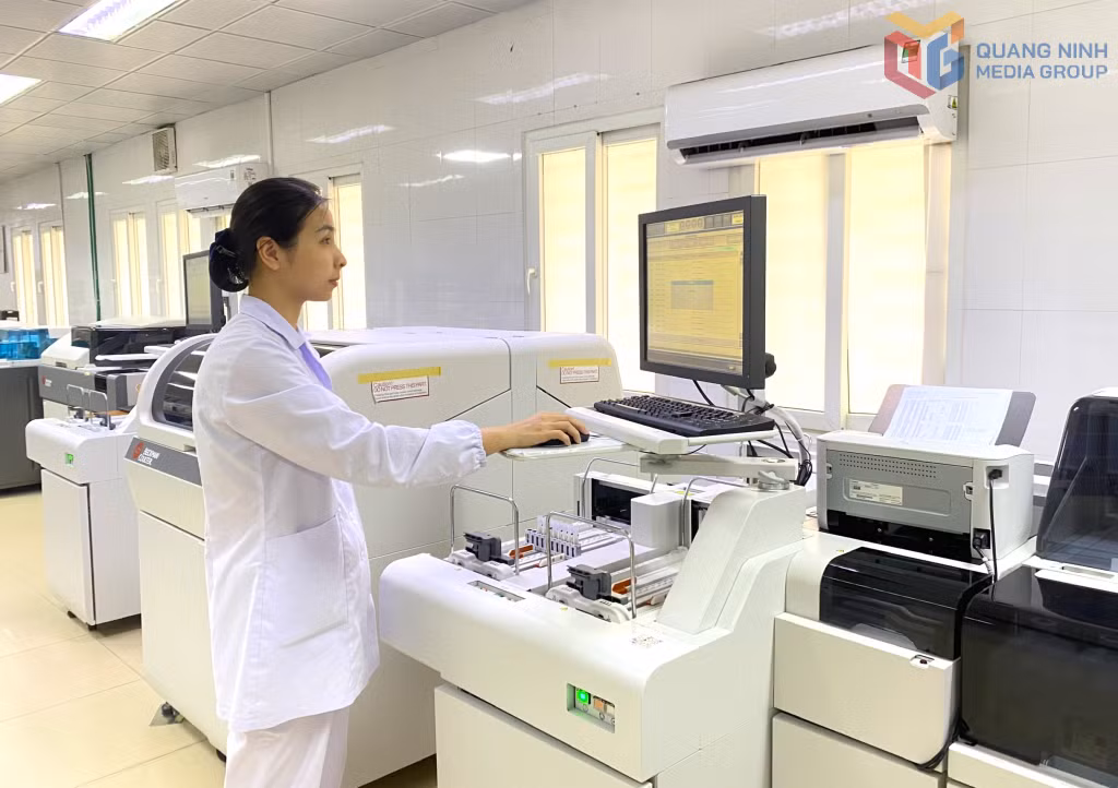 Các bác sĩ làm chủ và sử dụng các trang, thiết bị máy móc hiện đại. 