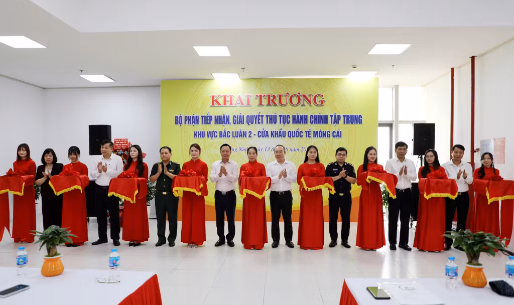 Các đại biểu cắt băng khai trương Bộ phận tiếp nhận, giải quyết TTHC tập trung khu vực Bắc Luân II (Cửa khẩu quốc tế Móng Cái). Ảnh: Mạnh Trường