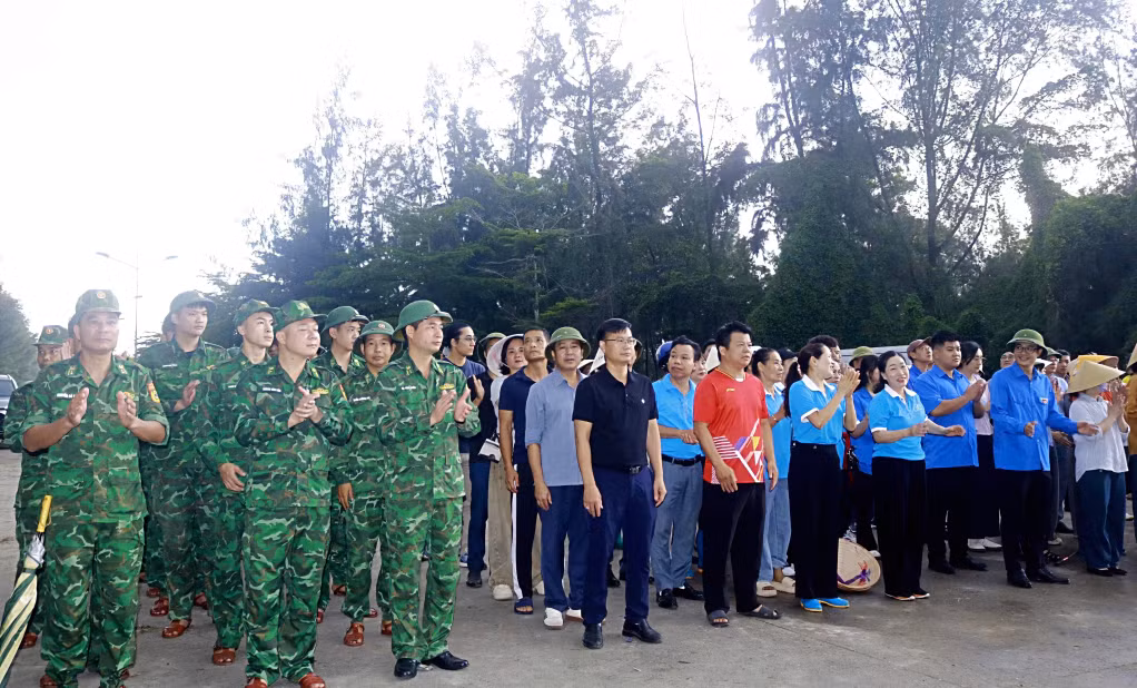BĐBP Quảng Ninh chung tay làm sạch môi trường biên giới, biển đảo. 