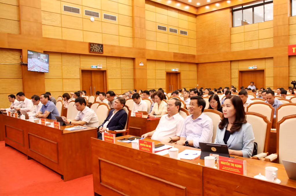 Đồng chí Quản Minh Cường, Ủy viên Trung ương Đảng, Bí thư Tỉnh ủy, Trưởng Đoàn ĐBQH tỉnh, cùng các đồng chí lãnh đạo tỉnh dự hội nghị tại điểm cầu Quảng Ninh.