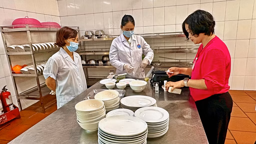 Công tác bảo đảm an toàn thực phẩm tại bếp ăn tập thể Công ty Khe Sim được duy trì nghiêm túc nhằm bảo vệ sức khỏe người lao động.