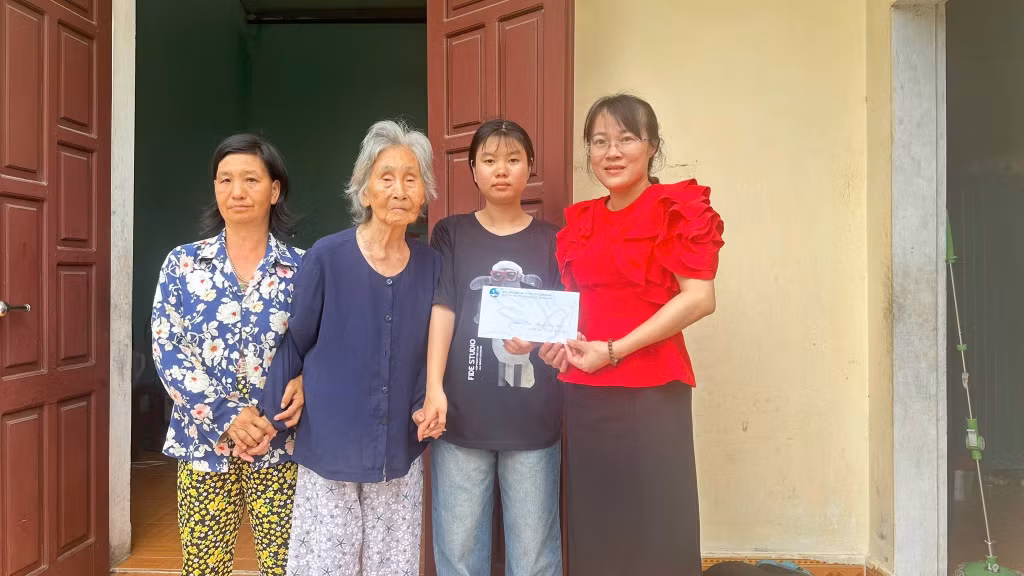 Đại diện phường Hoành Bồ thăm, tặng quà động viên các thí sinh có hoàn cảnh khó khăn trước khi bước vào Kỳ thi tốt nghiệp THPT năm 2026.