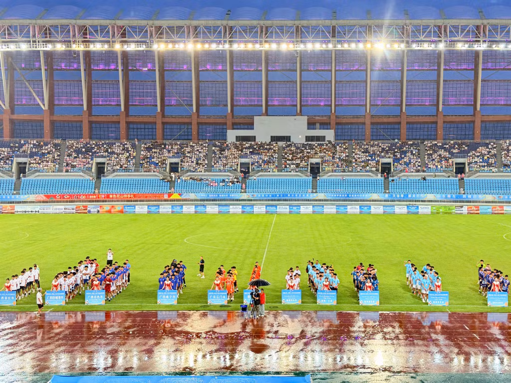 Tham dự giải có 10 đội bóng U17 đến từ Việt Nam và Trung Quốc.