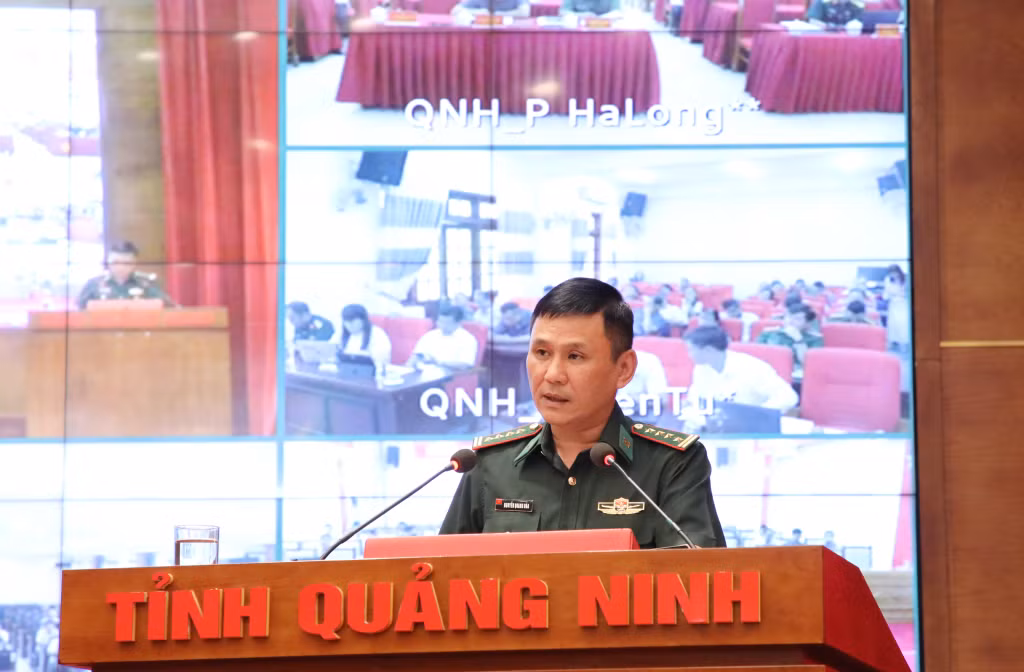 Đồng chí Nguyễn Quang Hòa, Phó Chỉ huy trưởng Bộ CHQS tỉnh kiêm Chỉ huy trưởng Ban Chỉ huy BĐBP tỉnh, tham luận tại hội nghị.