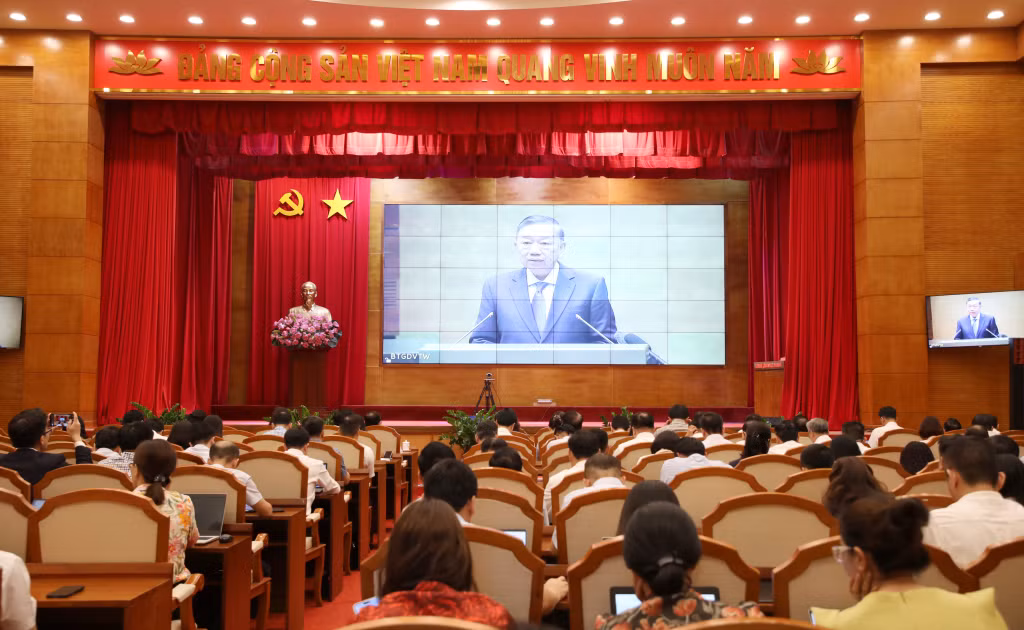 Quảng Ninh tham dự hội nghị qua truyền hình trực tuyến.