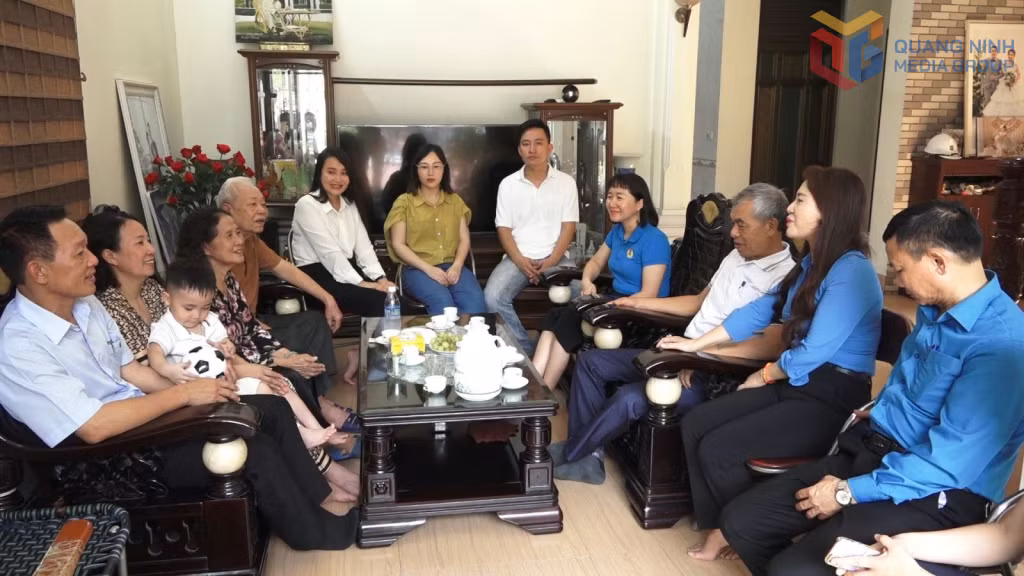Gia đình anh Nguyễn Đại Phong và chị Hoàng Thị Hương ở khu Cẩm Phú 3, phường Cửa Ông, có bốn thế hệ nối tiếp nhau công tác trong ngành Than.
