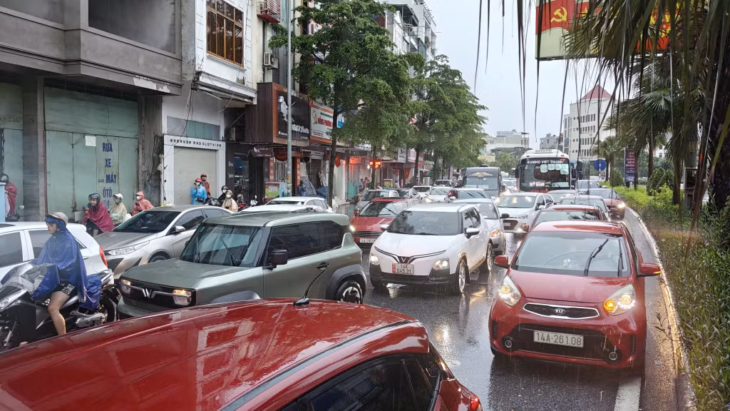 Tuyến đường Nguyễn Văn Cừ xảy ra hiện tượng ùn tắc.