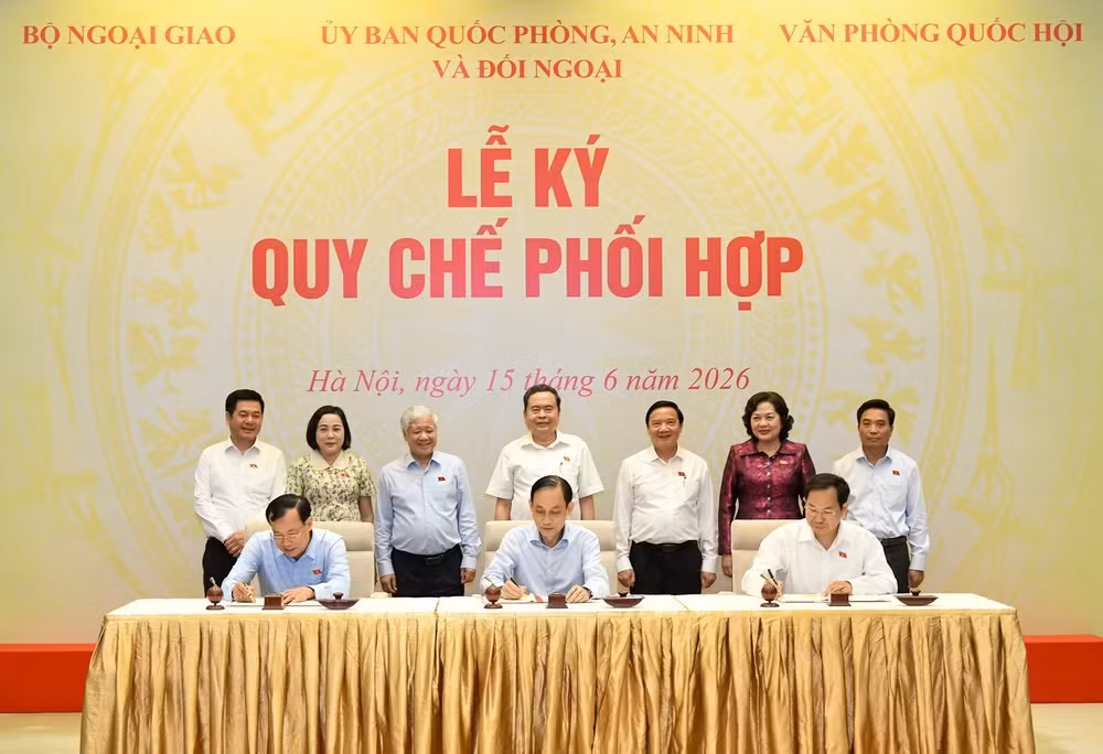 Chủ tịch Quốc hội Trần Thanh Mẫn và các Phó Chủ tịch Quốc hội chứng kiến Lễ ký quy chế phối hợp giữa Bộ Ngoại giao, Uỷ ban Quốc phòng và An ninh và Đối ngoại, Văn phòng Quốc hội. (Ảnh: DUY LINH)