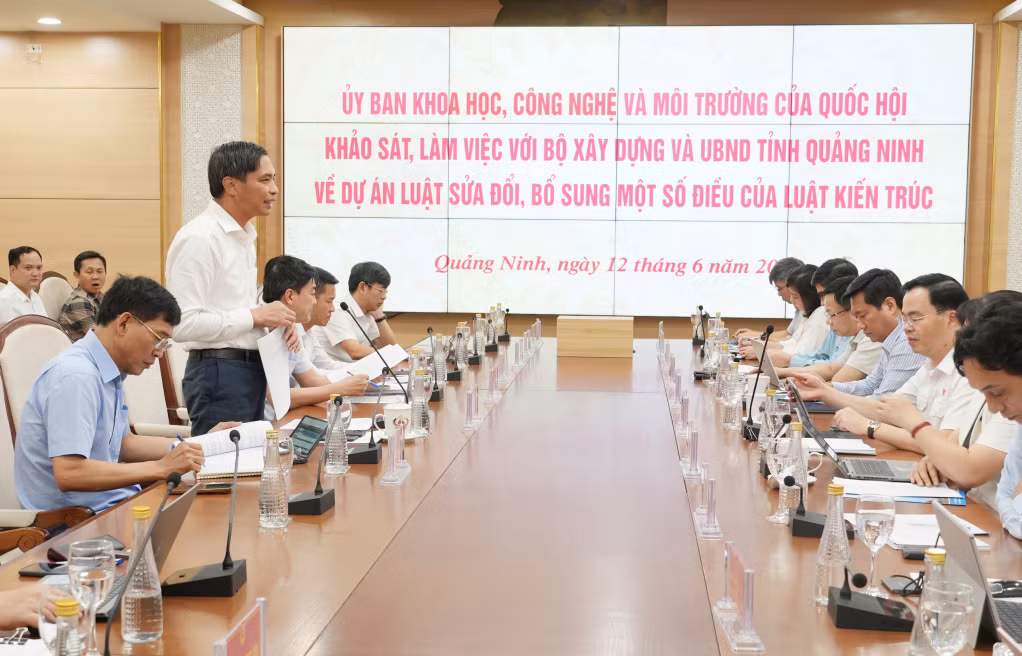 Đồng chí Vũ Văn Diện, Phó Chủ tịch Thường trực UBND tỉnh, phát biểu tại buổi làm việc.