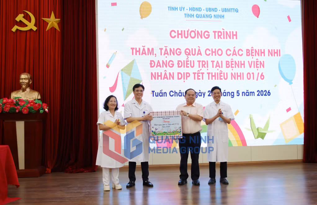 Đồng chí Bí thư Tỉnh ủy tặng quà động viên đội ngũ y, bác sĩ, nhân viên Bệnh viện (6-2026). Ảnh: Thu Chung