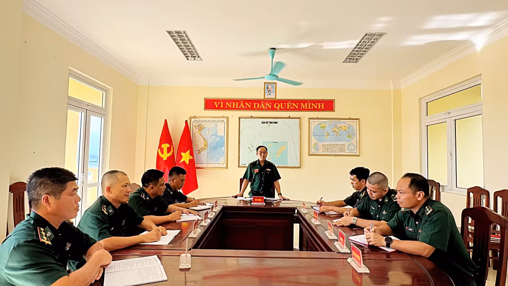  Trung tá Trịnh Đình Tùng, Đồn trưởng Đồn BP Thanh Lân triển khai công tác PCTT-TKCN . 