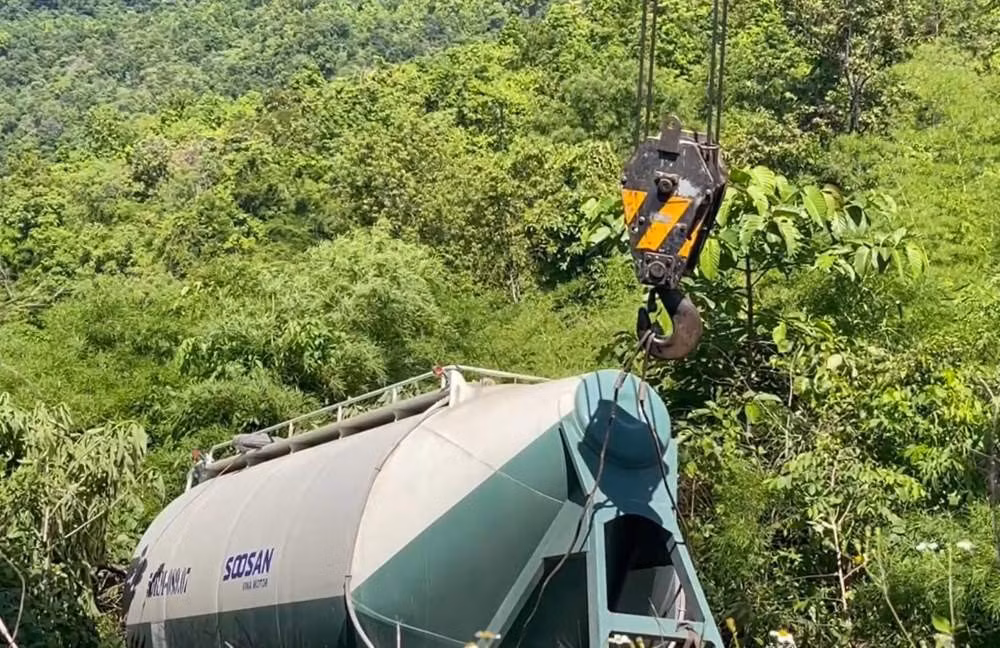 Cần cẩu kéo phần đuôi xe bồn. Ảnh: Duy Tuấn