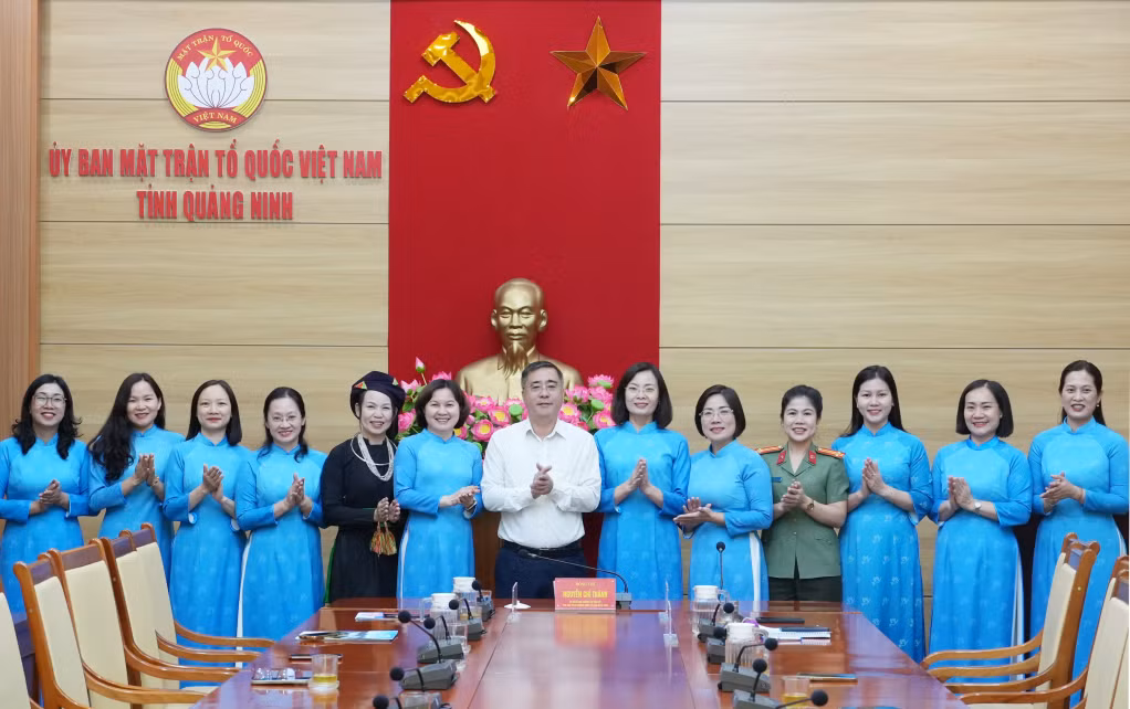 Các đại biểu chụp ảnh lưu niệm.
