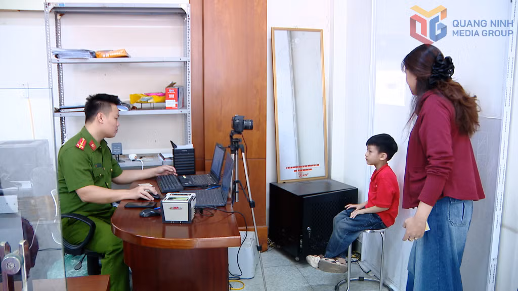 Công an phường Hạ Long thực hiện thu thập thông tin cấp thẻ căn cước.