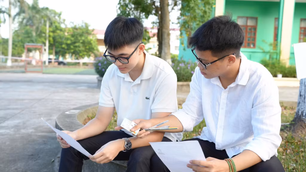 Các thí sinh tranh thủ trao đổi kiến thức, kiểm tra thẻ dự thi, căn cước và đồ dùng trước khi vào phòng thi.