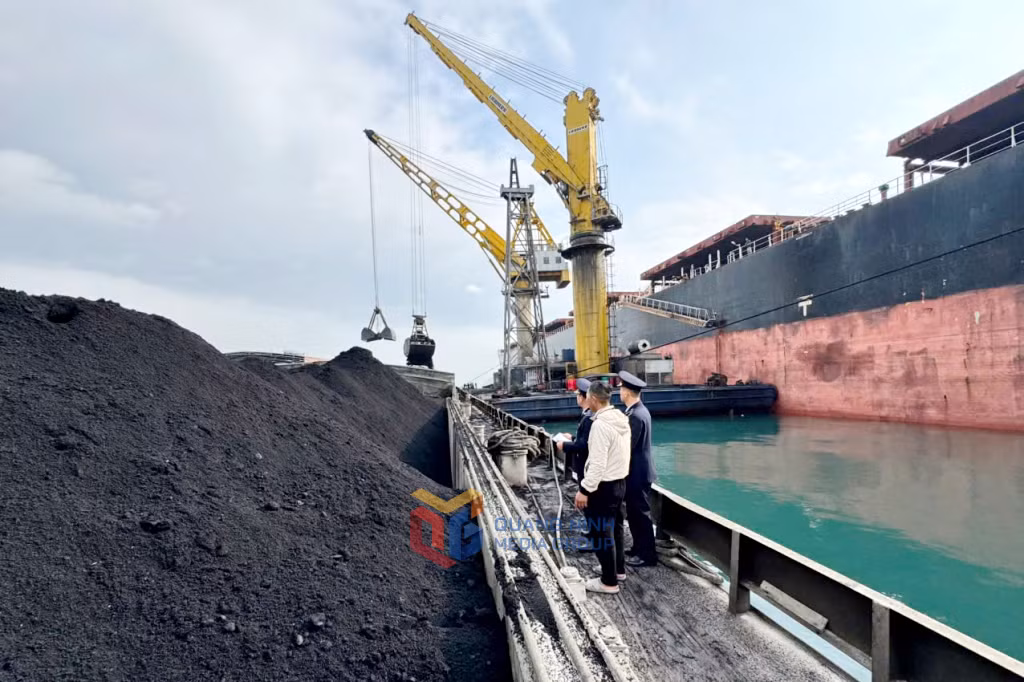 Hoạt động xuất nhập khẩu than tại cảng Con Ong - Hòn Nét.