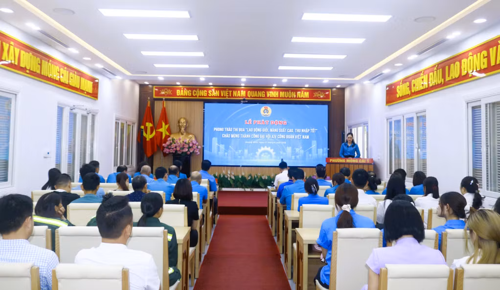 Quang cảnh lễ phát động.